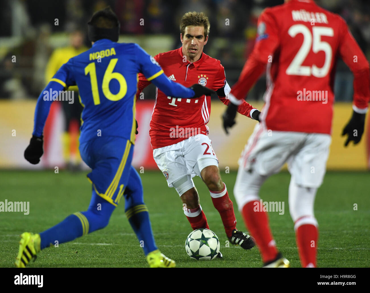 Rostov-on-Don, Russia. 23rd Nov, 2016. Bayern's Philipp Lahm (c) and Thomas Mueller (r) and Christian Noboa (l) of FC Rostov vie for the ball during the Champions League soccer match between FC Rostov and FC Bayern Munich in the Olimp-2 Stadium in Rostov-on-Don, Russia, 23 November 2016. Photo: Peter Kneffel/dpa/Alamy Live News Stock Photo