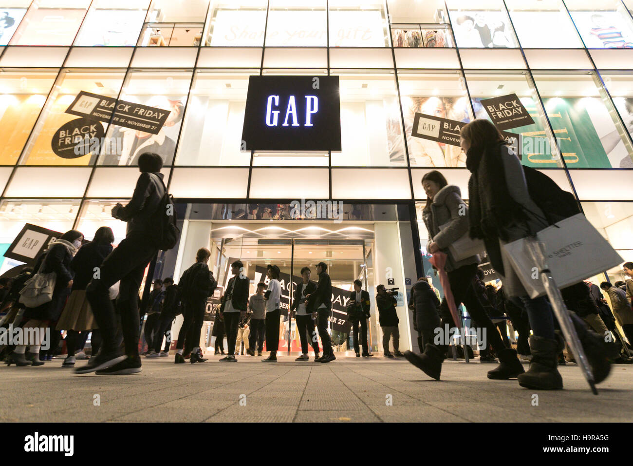 Tokyo, Japan. 25th Nov, 2016. Shoppers queue outside the Gap store in  Harajuku for Black Friday offers on November 24, 2016, Tokyo, Japan.  American brand GAP is promoting Black Friday in Tokyo