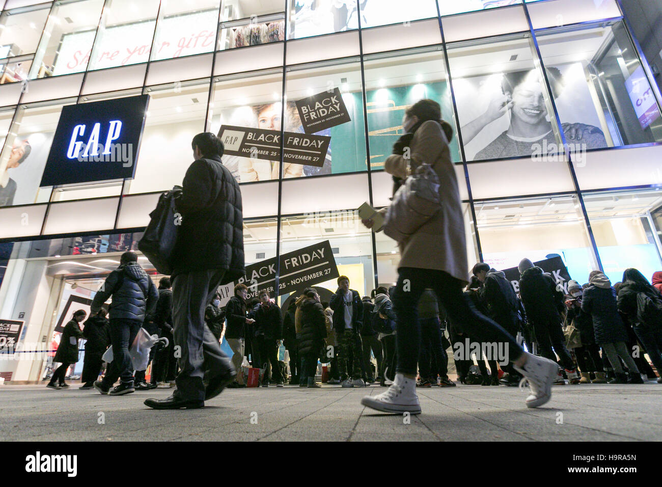 Tokyo, Japan. 25th Nov, 2016. Shoppers queue outside the Gap store in  Harajuku for Black Friday offers on November 24, 2016, Tokyo, Japan.  American brand GAP is promoting Black Friday in Tokyo