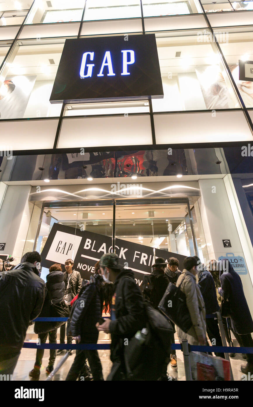 Tokyo, Japan. 25th Nov, 2016. Shoppers queue outside the Gap store in