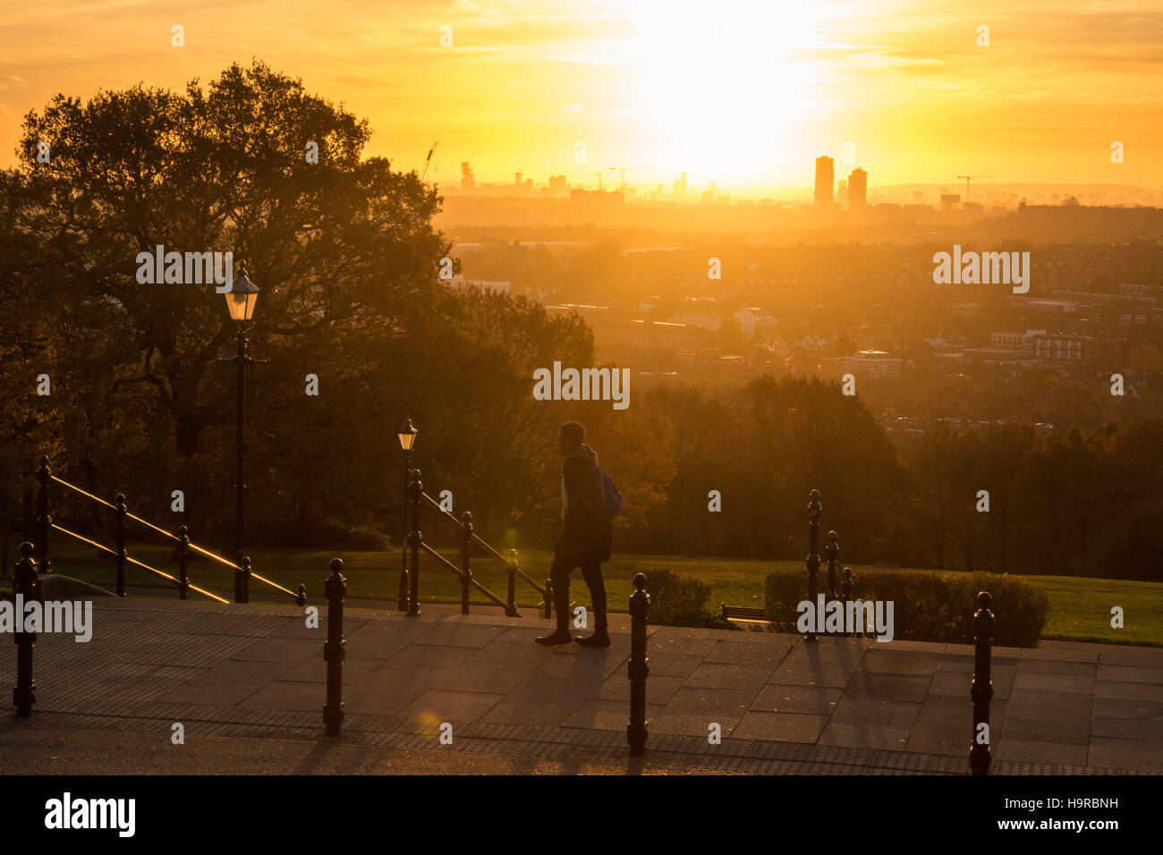 Alexandra Palace Park, London, UK 25th November 2016. UK Weather: The sun rises over London on a clear November morning. Credit:  Patricia Phillips/ Alamy Live news Stock Photo