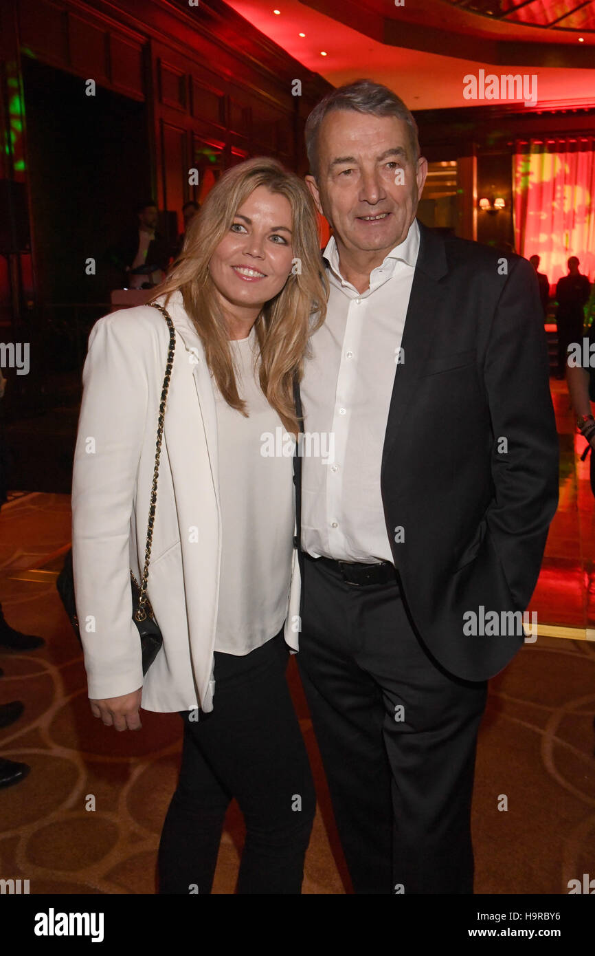 Munich, Germany. 24th Nov, 2016. Wolfgang Niersbach and his girlfriend Marion Popp pose during the Christmas Party at the Kempinski Vier Jahreszeiten hotel in Munich, Germany, 24 November 2016. - NO WIRE SERVICE - Photo: Felix Hörhager/dpa/Alamy Live News Stock Photo