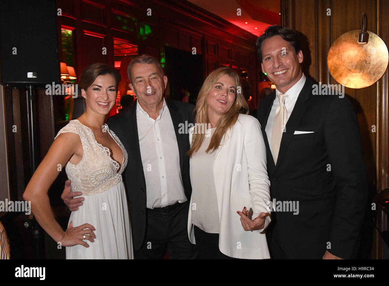 Munich, Germany. 24th Nov, 2016. The General Manager of the Vier Jahreszeiten hotel, Axel Ludwig (r) and his girlfriend Claudia Schwarz (l) pose with Wolfgang Niersbach (2nd l) and his girlfriend Marion Popp (3rd l) during the Christmas Party at the Kempinski Vier Jahreszeiten hotel in Munich, Germany, 24 November 2016. - NO WIRE SERVICE - Photo: Felix Hörhager/dpa/Alamy Live News Stock Photo