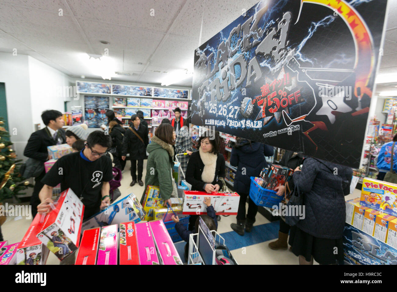 Tokyo Japan 25th Nov 16 Customers Shop For Toys On Black Friday At A Toys R Us And Babies R Us Retail Store In Sunshine City Commercial Complex In Ikebukuro On November 25 16 Tokyo Japan