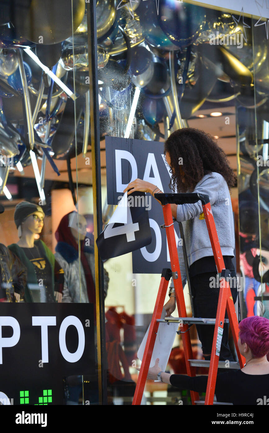 Oxford Street, London, UK. 25th Nov, 2016. Black Friday sales on London