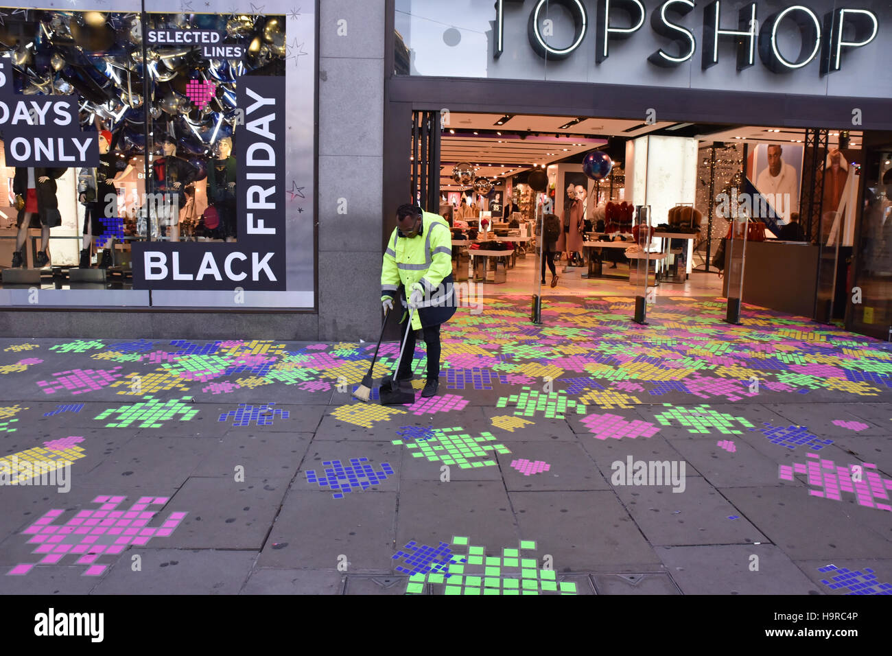 Oxford Street, London, UK. 25th Nov, 2016. Black Friday sales on London