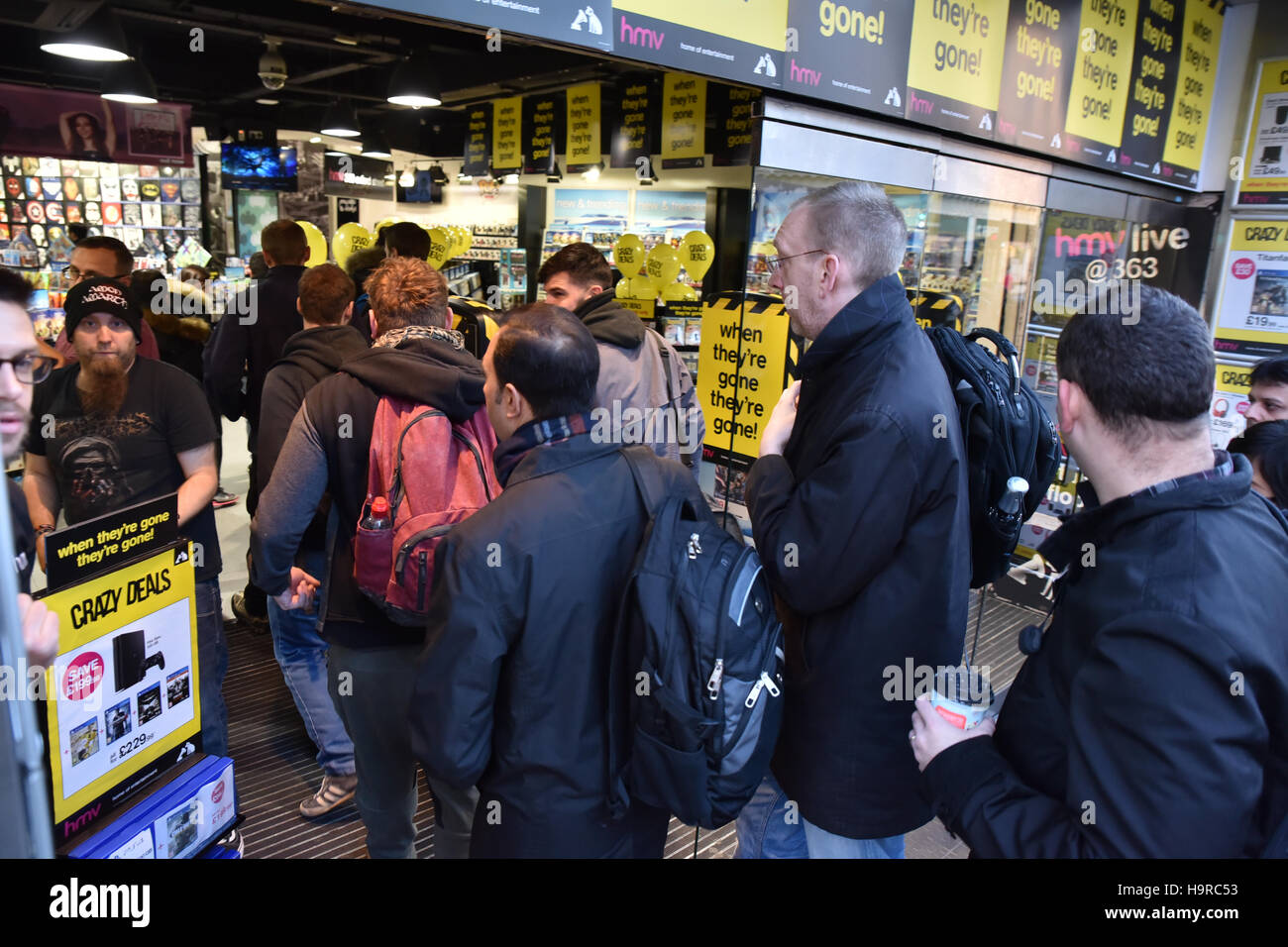 Oxford Street, London, UK. 25th Nov, 2016. Black Friday sales on London