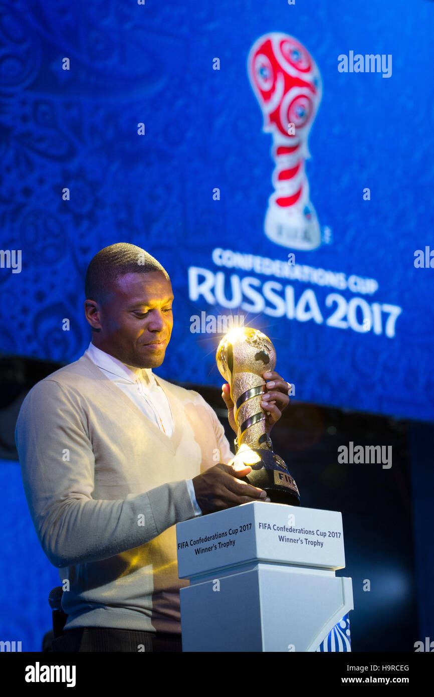 Kazan, Russia. 25th Nov, 2016. Brazilian soccer player Julio Baptista holds the Confed Cup 2017 trophy during a rehearsal for the drawing of the groups for the Confederations Cup 2017 at the tennis academy in Kazan, Russia, 25 November 2016. The group opponents for the eight-nation-tournament between 17 June and 2 July 2017 in Russia will be drawn on 26 November 2016. Photo: Christian Charisius/dpa/Alamy Live News Stock Photo