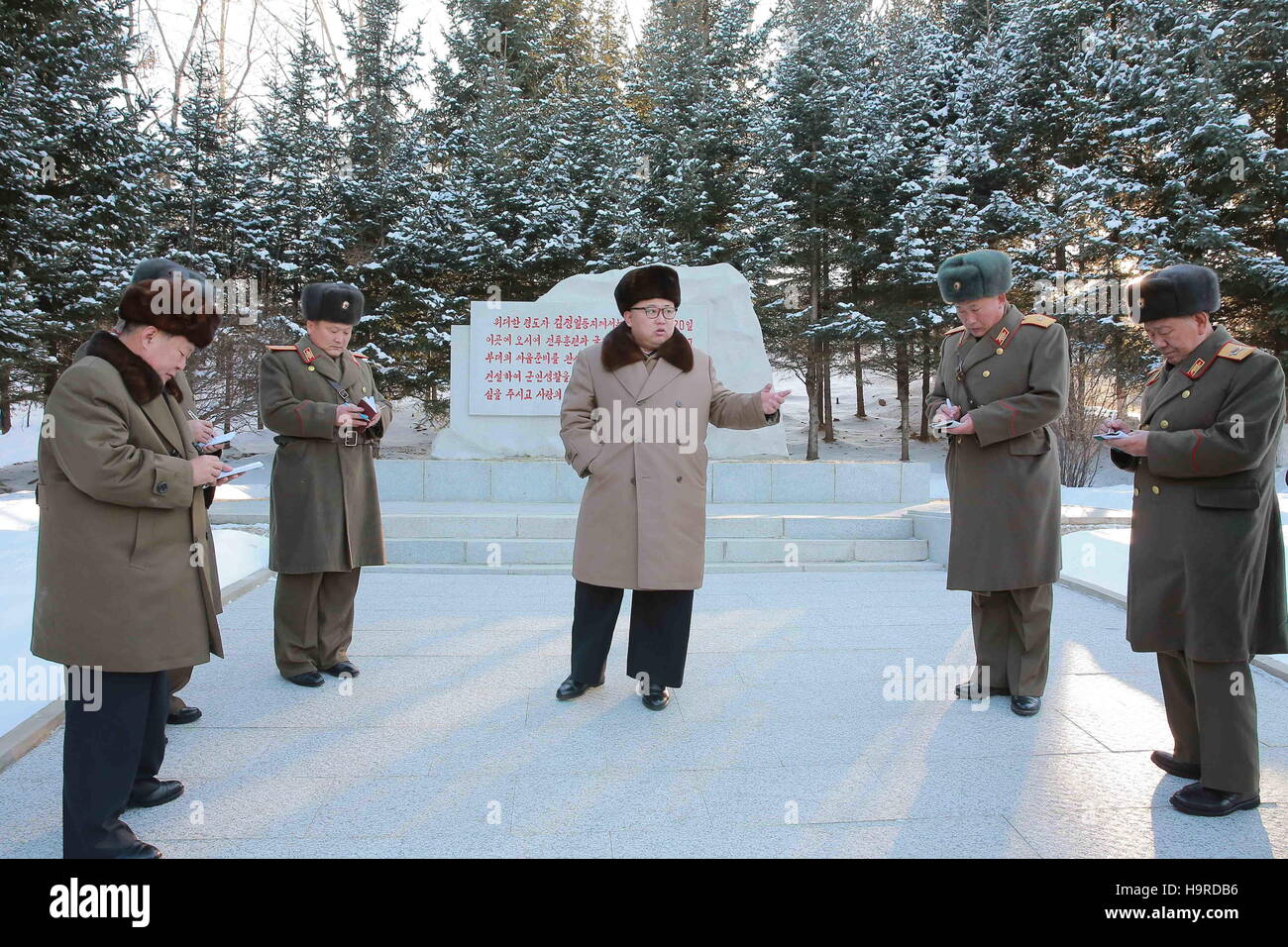 Pyongyang. 25th Nov, 2016. Photo provided by Korean Central News Agency (KCNA) on Nov. 25, 2016 shows top leader of the Democratic People's Republic of Korea (DPRK) Kim Jong Un (C) recently inspecting the Headquarters of Large Combined Unit 380 of the KPA. Credit:  KCNA/Xinhua/Alamy Live News Stock Photo