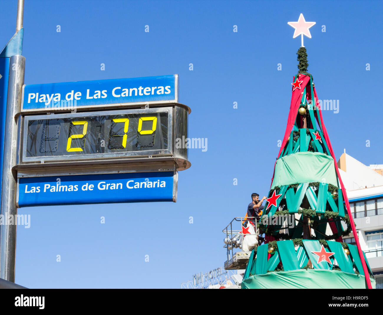 Las Palmas, Gran Canaria, Canary Islands, Spain. 25th November, 2016. Weather: A glorious Friday morning on the city beach in Las Palmas as the beach Christmas tree is decorated and mid morning temperatures hit 27 degrees Celcius. Gran Canaria is a popular winter sun destination for many from the UK.  Las Palmas was ranked as the city with the best climate in the world in a 1996 scientific study called ‘Pleasant Weather Ratings’, by Thomas Whitmore, director of research on climatology at Syracuse University, New York. Credit:  Alan Dawson News/Alamy Live News Stock Photo