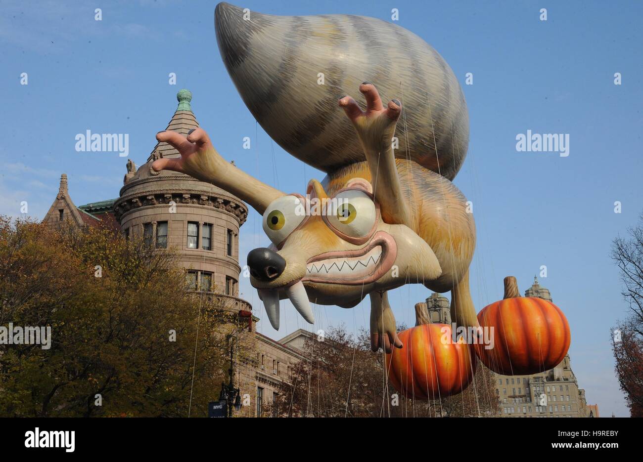 New York, NY, USA. 24th Nov, 2016. The Scrat from Ice Age balloon in attendance for Macy's Thanksgiving Day Parade 2016, New York, NY November 24, 2016. Credit:  Kristin Callahan/Everett Collection/Alamy Live News Stock Photo