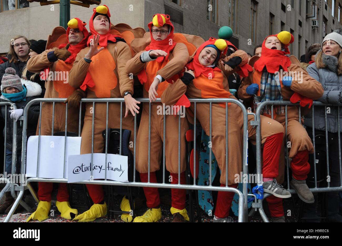 New York, NY, USA. 24th Nov, 2016. Turkey Family in attendance for Macy's Thanksgiving Day Parade 2016, New York, NY November 24, 2016. Credit:  Kristin Callahan/Everett Collection/Alamy Live News Stock Photo
