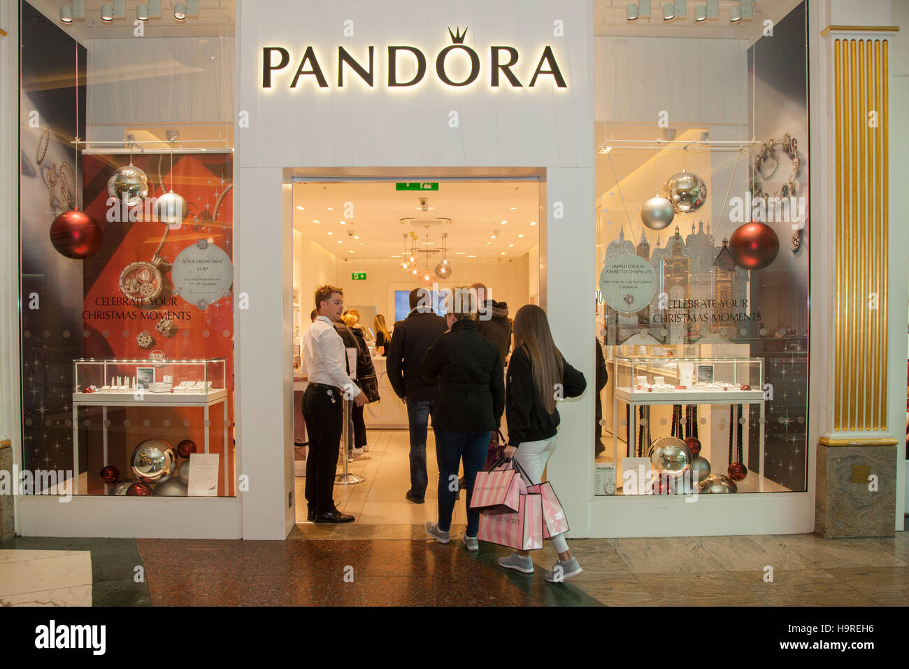 Pandora Fashion jewellers in the INTU Trafford Centre Manchester. UK  November, 2016. Black Friday Sales Weekend. City centre holiday shopping  season, retail shops, stores, Christmas shoppers, people discount sale  shopping, and consumer