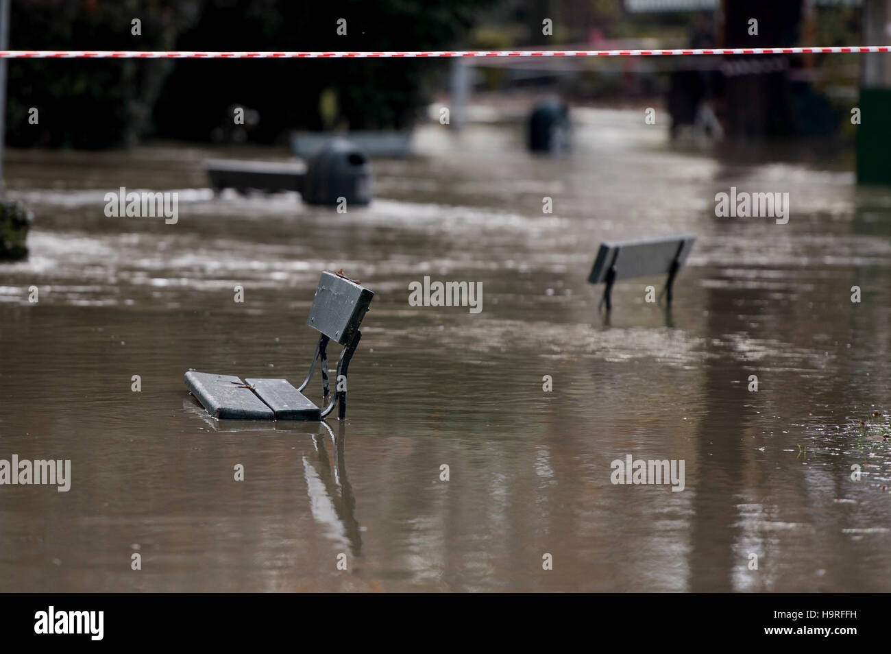 Turin, Italy. 25 november 2016: A row of bench a bench are submerged in the watera fter flood of Po river due to bad weather in Turin. Credit:  Nicolò Campo/Alamy Live News Stock Photo
