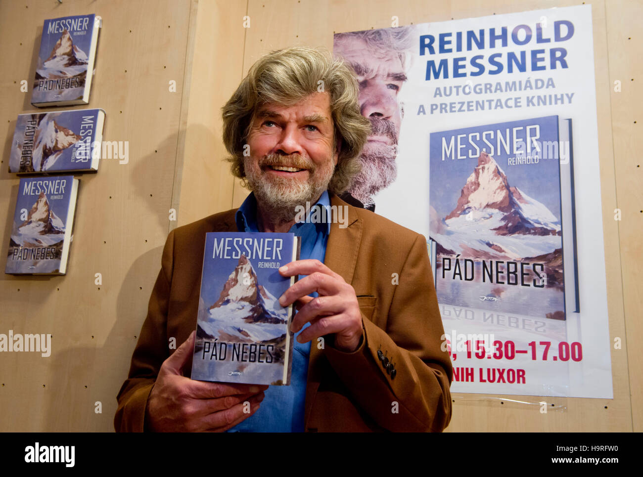 Prague, Czech Republic. 25th Nov, 2016. Mountain-climber Reinhold Messner presents his new book Absturz des Himmels in Czech version in Palac knih Luxor bookshop, Prague, Czech Republic, on Friday, November 25, 2016. © Vit Simanek/CTK Photo/Alamy Live News Stock Photo