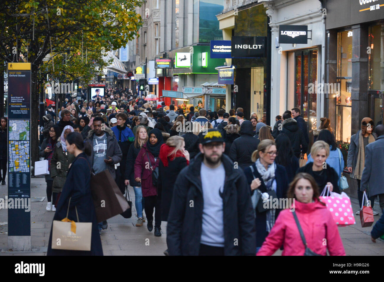Oxford Street, London, UK. 25th November, 2016. Black Friday sales on