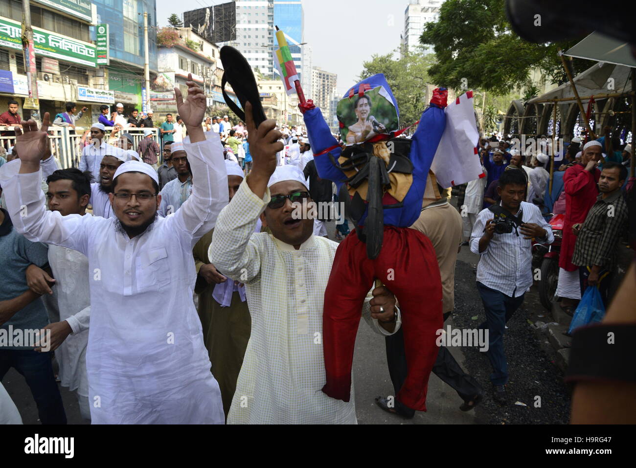 Dhaka, Bangladesh. 25th November, 2016. Bangladeshi activists of several Islamic groups shout slogans during a protest rally against the persecution of Rohingya Muslims in Myanmar, after Friday prayers in Dhaka, Bangladesh, On November 25, 2016. Chanting 'Stop killing Rohingya Muslims,' they marched in Dhaka amid tight security Friday as the violence in Myanmar's Rakhine state escalated, forcing thousands to leave their homes. Credit:  Mamunur Rashid/Alamy Live News Stock Photo