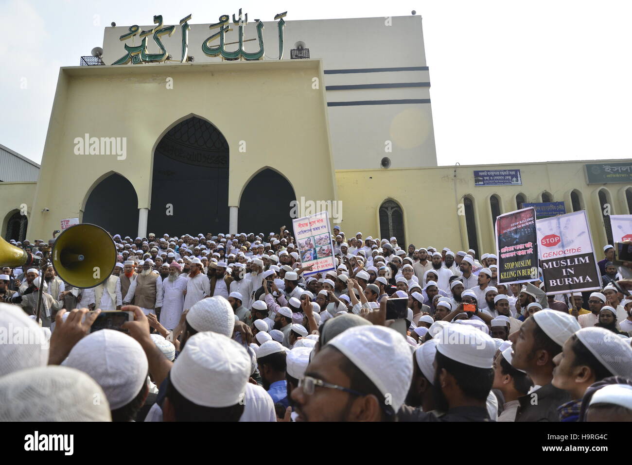 Dhaka, Bangladesh. 25th November, 2016. Bangladeshi activists of several Islamic groups shout slogans during a protest rally against the persecution of Rohingya Muslims in Myanmar, after Friday prayers in Dhaka, Bangladesh, On November 25, 2016. Chanting 'Stop killing Rohingya Muslims,' they marched in Dhaka amid tight security Friday as the violence in Myanmar's Rakhine state escalated, forcing thousands to leave their homes. Credit:  Mamunur Rashid/Alamy Live News Stock Photo