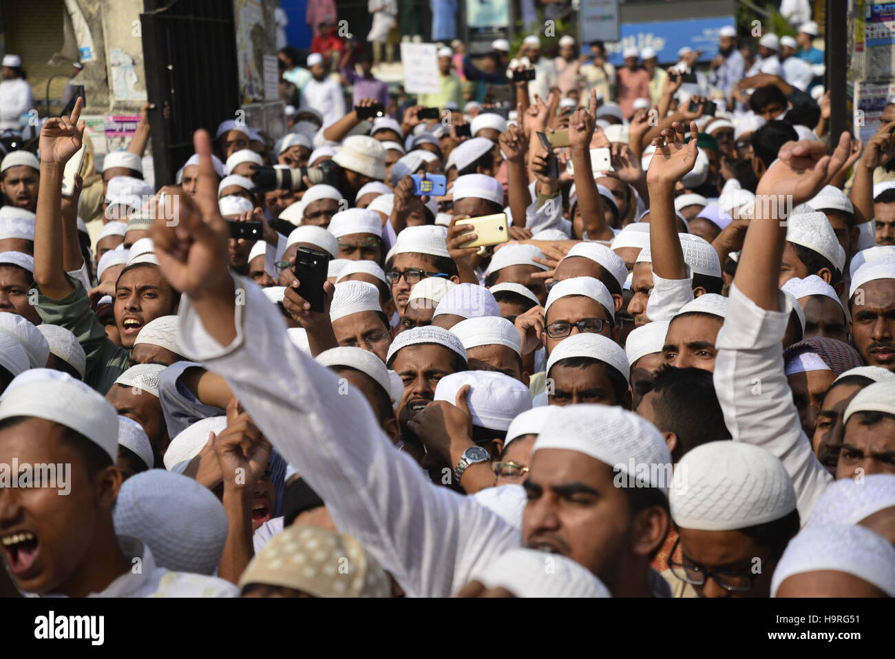 Dhaka, Bangladesh. 25th November, 2016. Bangladeshi activists of several Islamic groups shout slogans during a protest rally against the persecution of Rohingya Muslims in Myanmar, after Friday prayers in Dhaka, Bangladesh, On November 25, 2016. Chanting 'Stop killing Rohingya Muslims,' they marched in Dhaka amid tight security Friday as the violence in Myanmar's Rakhine state escalated, forcing thousands to leave their homes. Credit:  Mamunur Rashid/Alamy Live News Stock Photo