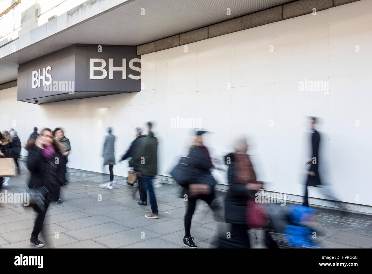 London, UK. 25th November, 2016. Shoppers walking past the empty BHS store on Oxford Street for Black Friday Credit:  CAMimage/Alamy Live News Stock Photo