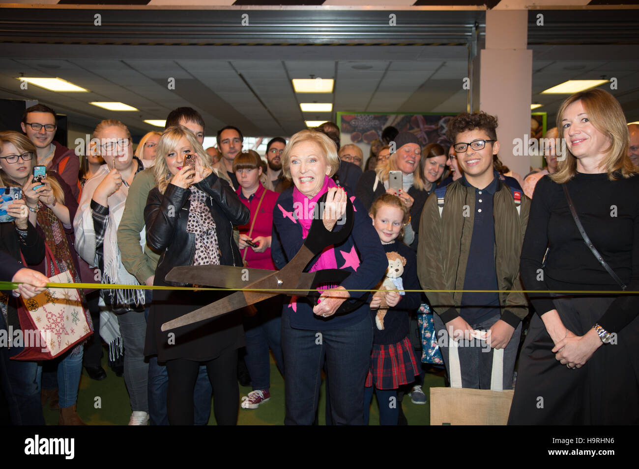Birmingham, UK. 26th November, 2016. Mary Berry opens the Good Food Show allowing the rowds into the show Credit:  steven roe/Alamy Live News Stock Photo