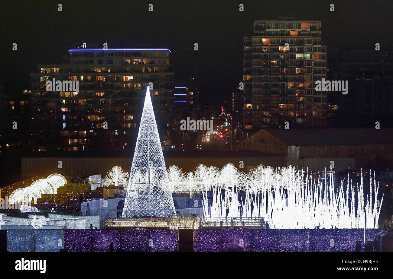 Vancouver, Canada. 25th Nov, 2016. The Christmas light maze is lit up