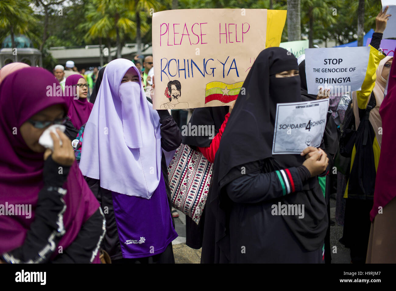 Kuala Lumpur, MALAYSIA. 26th Nov, 2016. Malaysian Muslims shout slogans as they hold protest banners during a protest in front of the National Mosque in Kuala Lumpur, Malaysia on November 26, 2016. Hundreds of Malaysian Muslims protested in front of the National Mosque urging Myanmar's government to stop the violence against the Rohingya people. Credit:  Chris Jung/ZUMA Wire/Alamy Live News Stock Photo