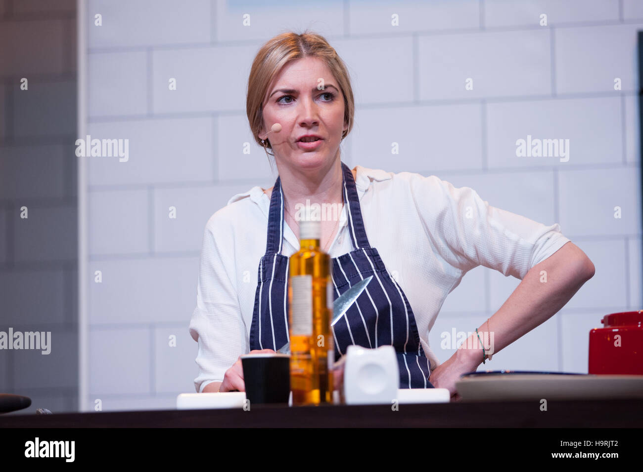 Birmingham, UK. 26th November, 2016. Lisa Faulkner on the Winter Kitchen stand sponsored by Magimix doing a cooking demo Credit:  steven roe/Alamy Live News Stock Photo