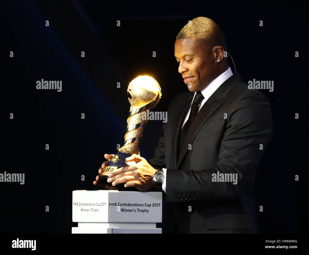 Kazan, Russia. 26th Nov, 2016. Brazilian footballer Julio Baptista with the Confederations trophy at the group draw of the Confederations Cup 2017 at the tennis academy in Kazan, Russia, 26 November 2016. The 8-nation tournament will be held in Russia from 17 June - 2 July 2017. Photo: Christian Charisius/dpa/Alamy Live News Stock Photo
