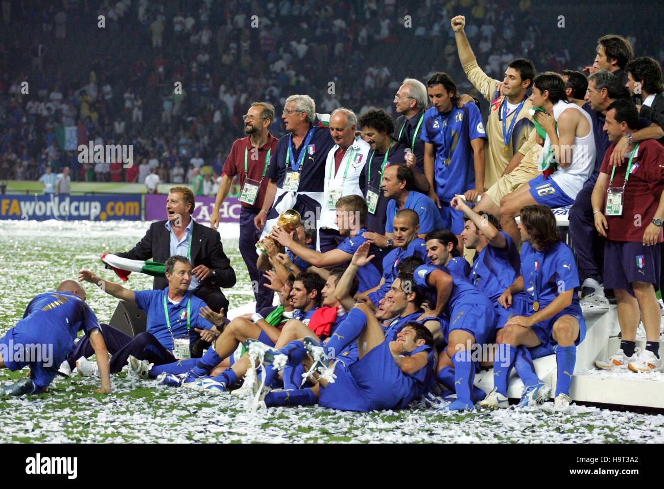 ITALIAN PLAYERS WITH WORLD CUP ITALY V FRANCE OLYMPIC STADIUM BERLIN