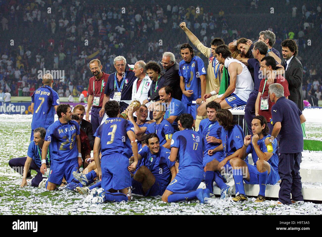 ITALIAN PLAYERS WITH WORLD CUP ITALY V FRANCE OLYMPIC STADIUM BERLIN