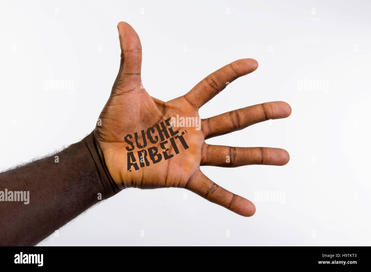 Dark-skinned palm with writing, Suche Arbeit, looking for work Stock Photo