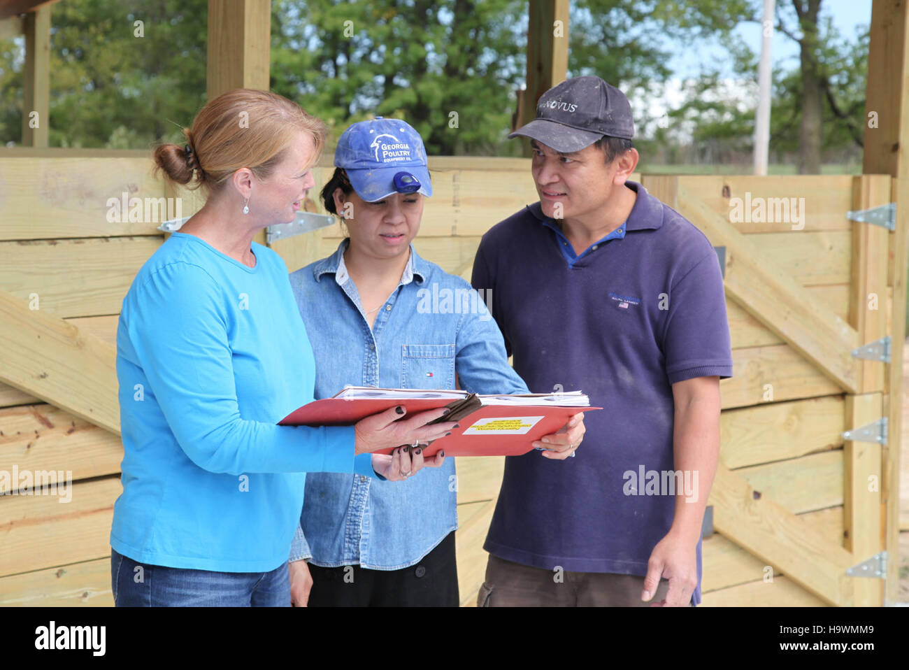usdagov 24985654555 Rhonda Foster, Washington County, Ark., district conservationist, meeting with Diem and Bruce Norindr on their poultry farm Stock Photo