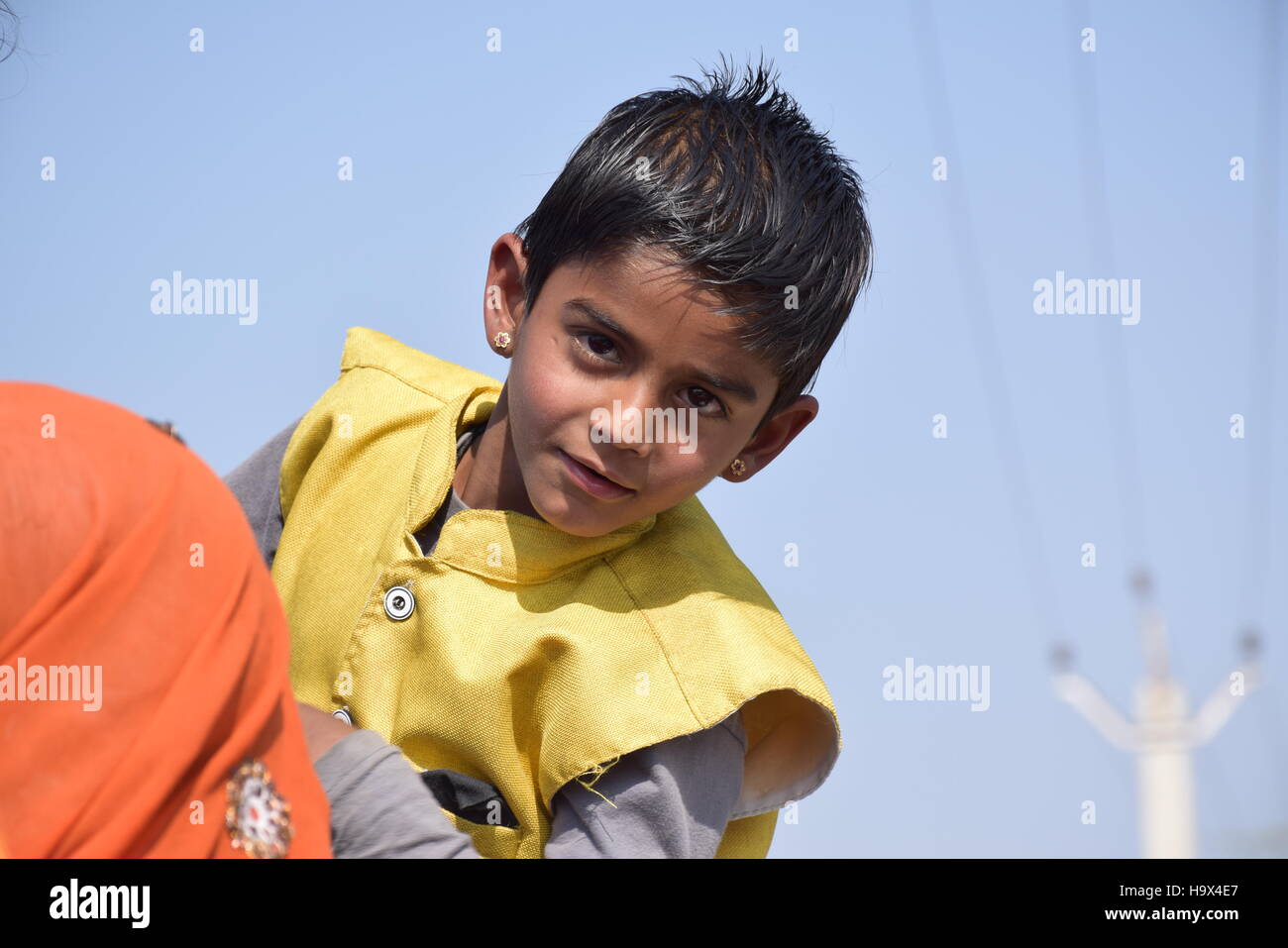 Portrait of an indian kid on the road to Jodhpur, Rajasthan, India Stock Photo