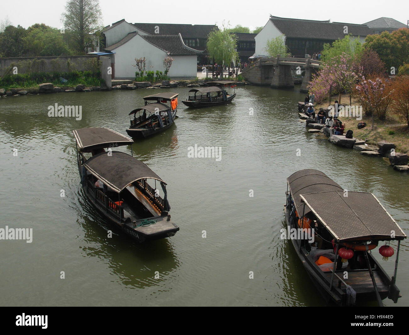 Traditional chinese houses and boats floating on a river in Xitang water town, Zhejiang province, China Stock Photo