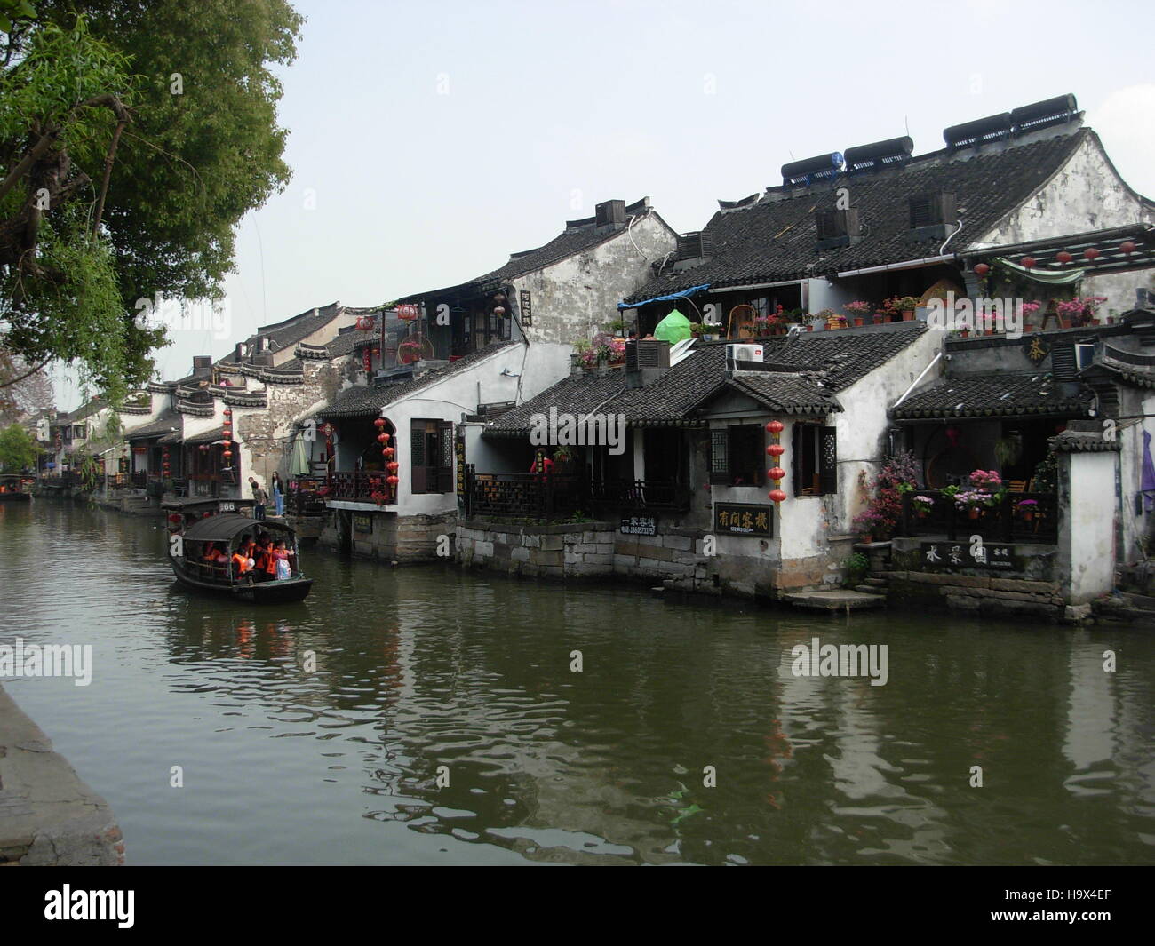 Traditional chinese houses and boats in Xitang water town, Zhejiang province, China Stock Photo
