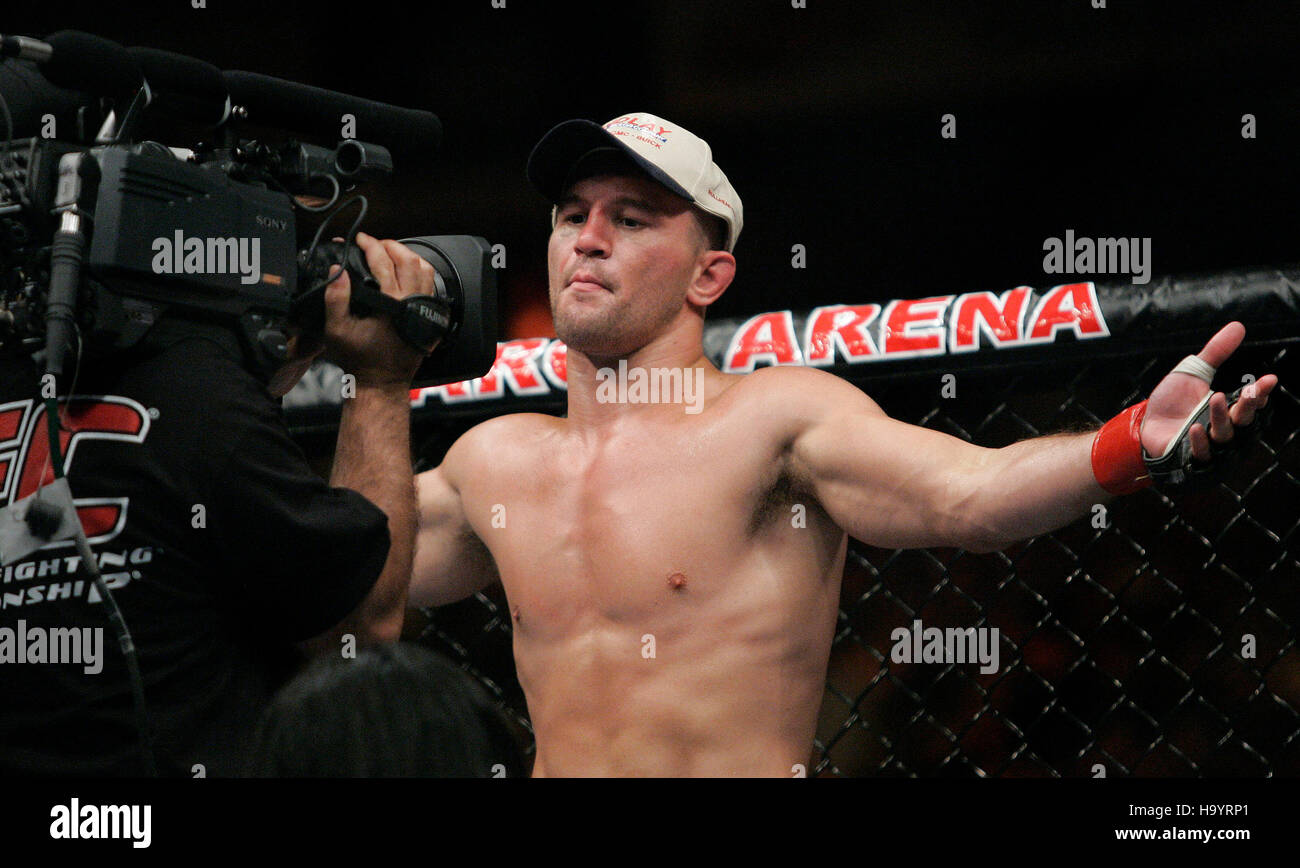 Referee in mma cage fight hi-res stock photography and images - Alamy