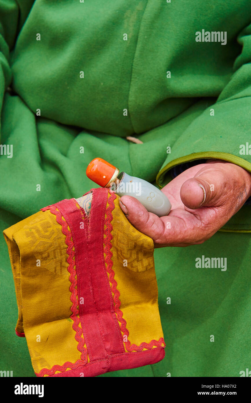 Mongolia, Bayankhongor province, Naadam, traditional festival, men in deel, traditional costume, presentation of snuffbox for the greeting Stock Photo