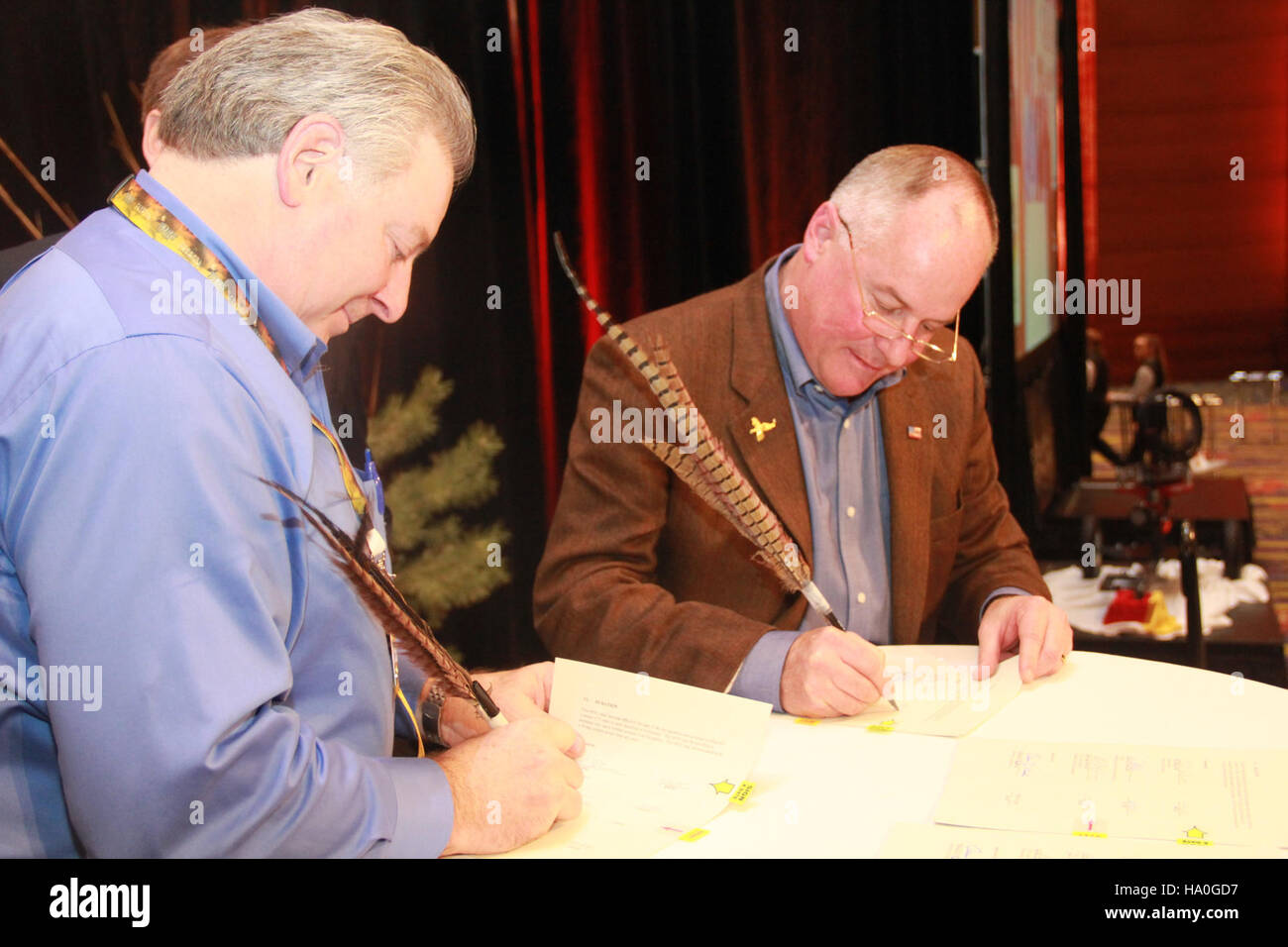 usdagov 16077491703 Howard Vincent, Pheasant Forever and Quail Forever’s President and Chief Executive Officer (left) and FSA Administrator Val Dolcini signing an agreement Stock Photo