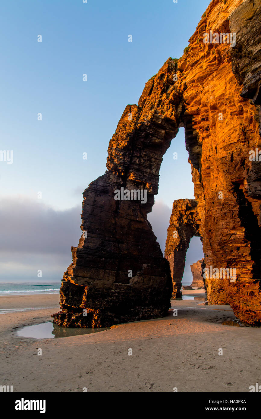 Rock arch beach cathedrals hi-res stock photography and images - Alamy