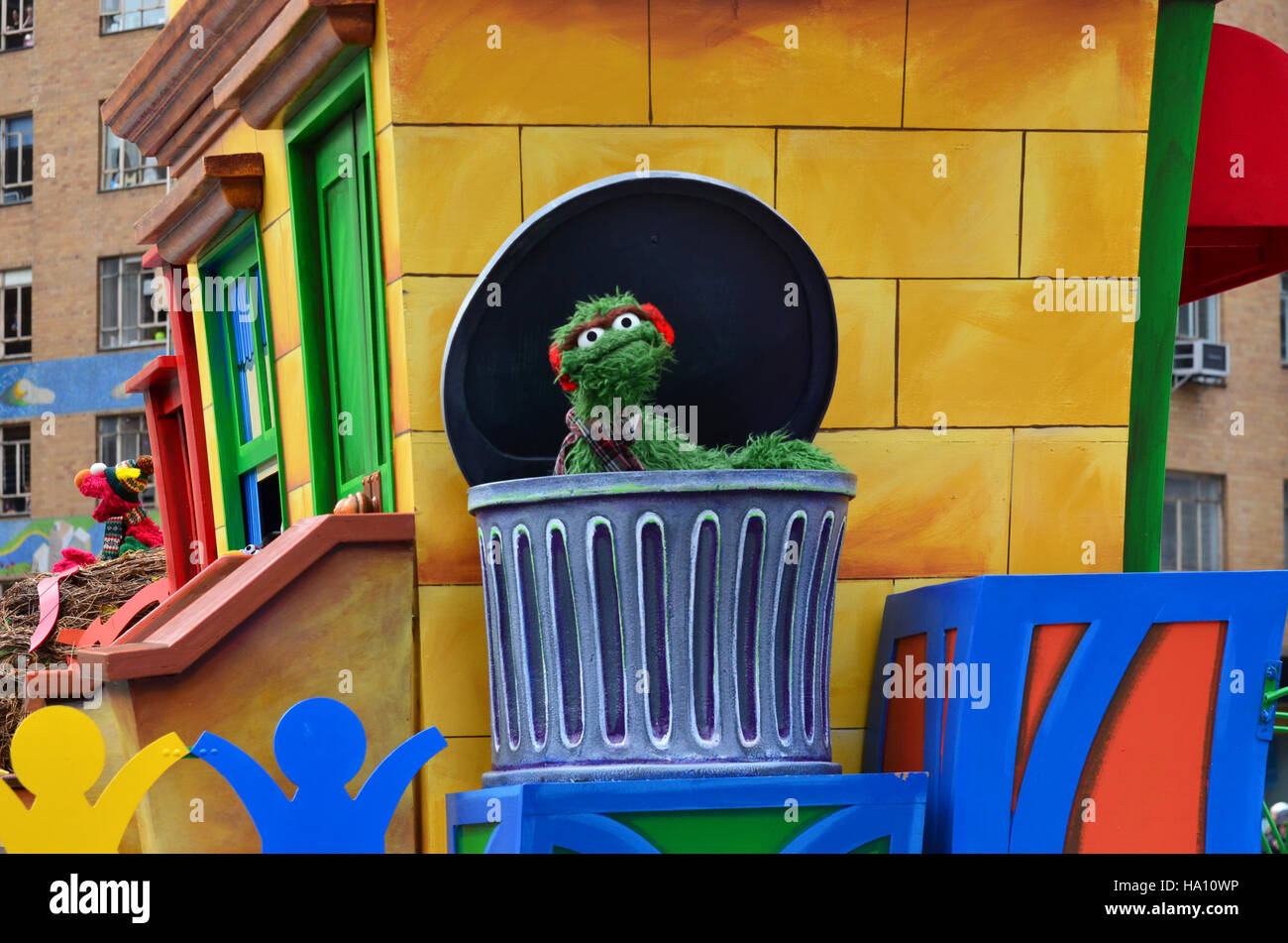 123 Sesame Street float with Oscar the Grouch Stock Photo Alamy