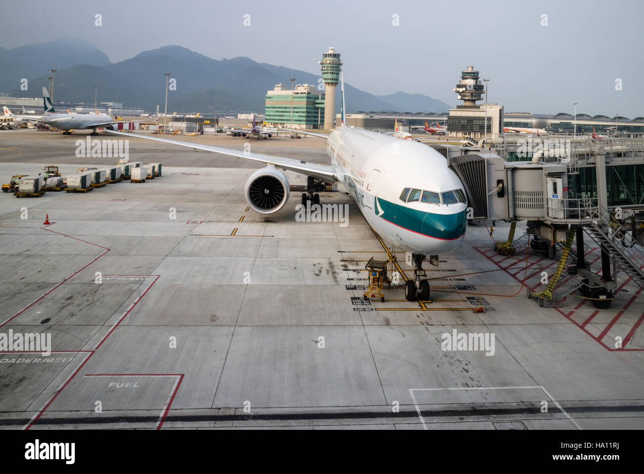 Plane arriving at gate at Hong Kong Airport Stock Photo - Alamy