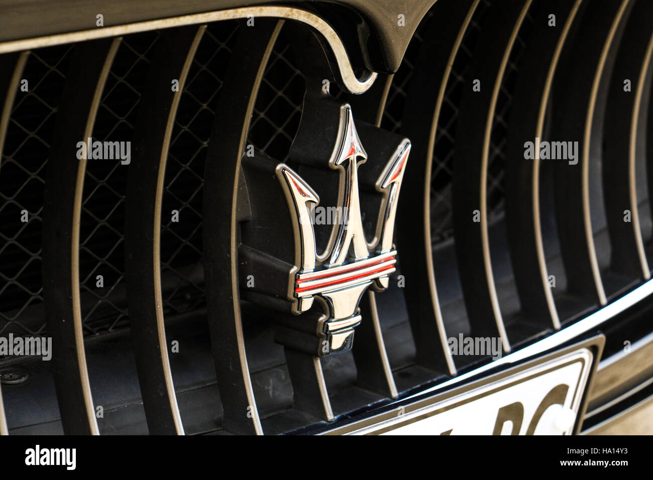 Detail von Maserati Logo. Supercar und Luxus Sportwagen auf Ausstellung in  Turin Auto zeigen Stockfotografie - Alamy