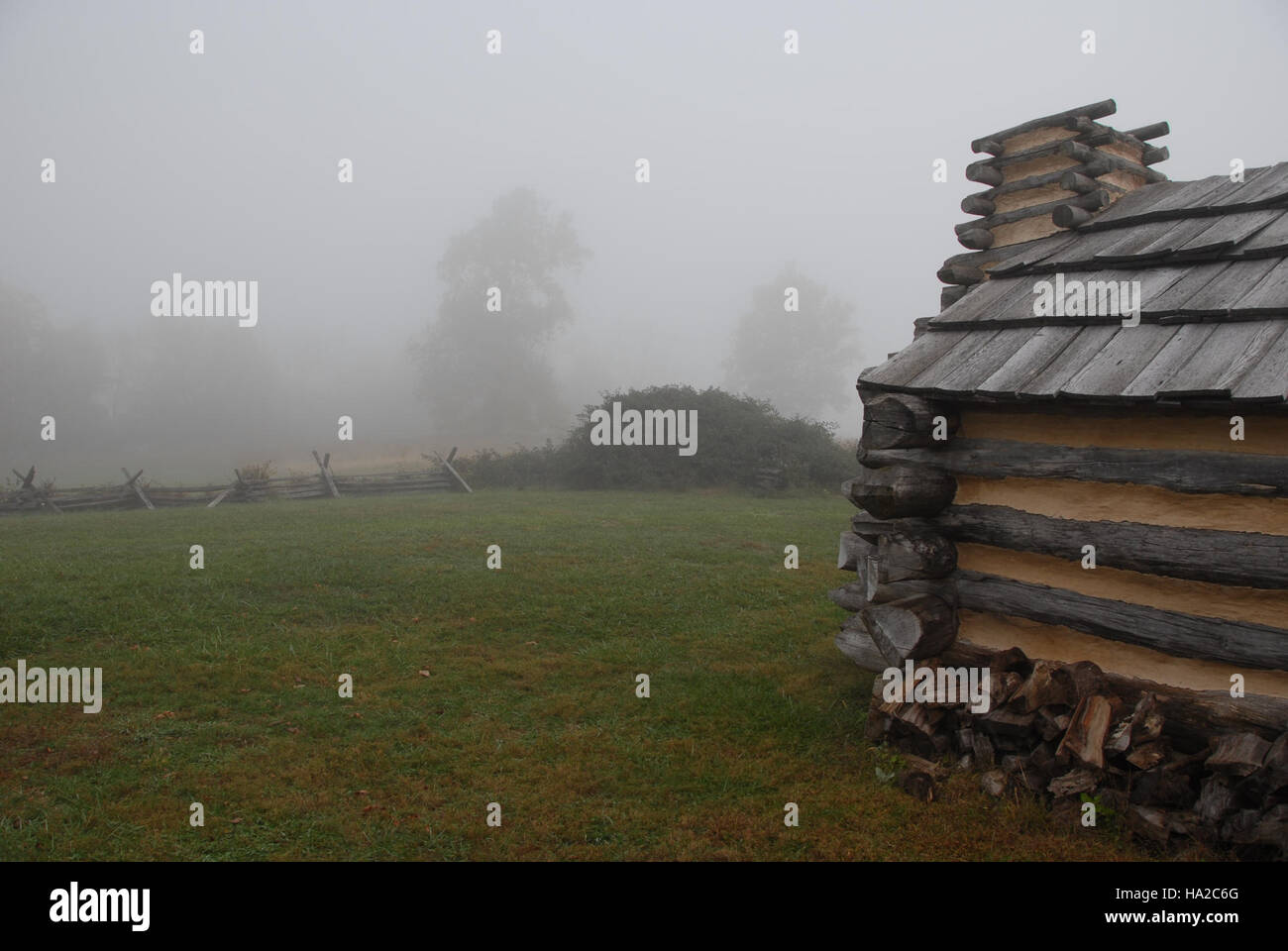 Fog settles in valley hi-res stock photography and images - Alamy