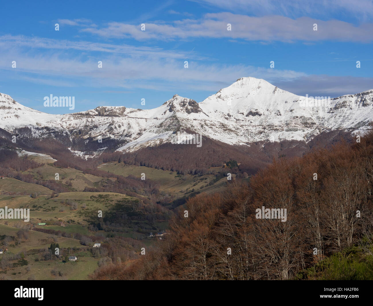 First snow. View of the Pas de Peyrol road (road D17) and the Mandaille valley, the summit of Puy Mary. Cantal, Auvergne, France. Stock Photo