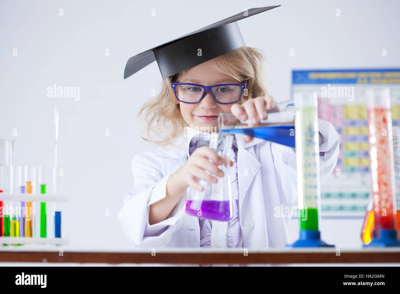 Ребенок ученый. Мальчик в лаборатории. Экспериментатор. Химики в лаборатории. Химическая лаборатория.