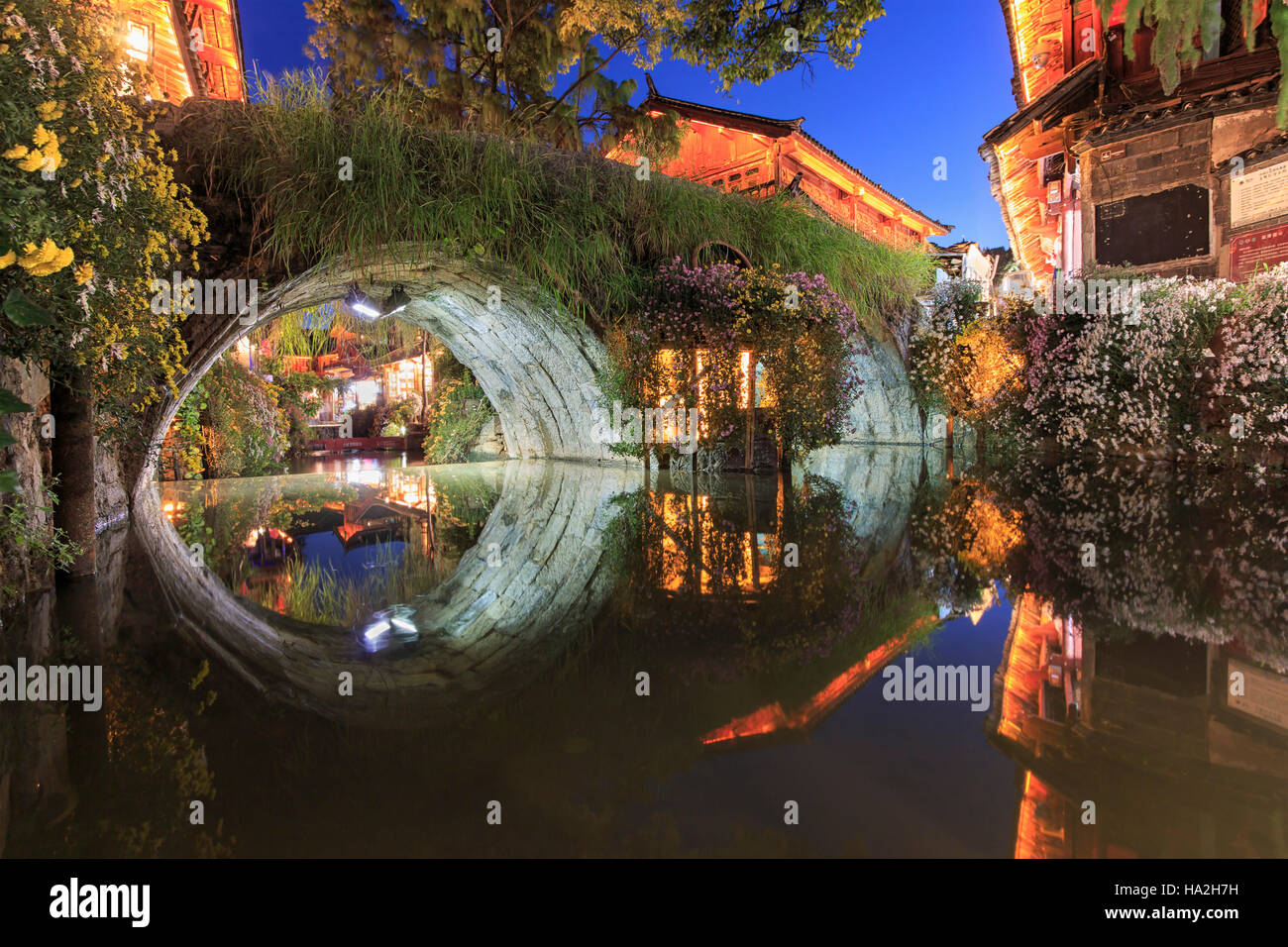 Lijiang Old Town in Yunnan, China at dusk - by night Stock Photo - Alamy