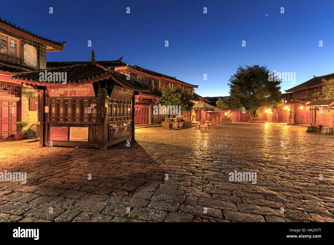 Lijiang Old Town in Yunnan, China at sunrise - by night Stock Photo - Alamy