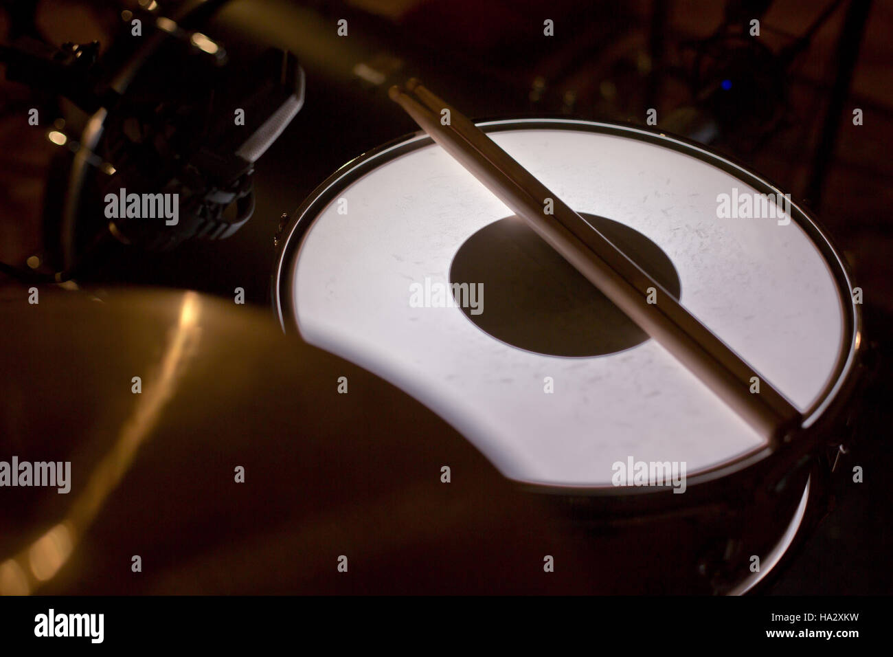 Close-up of drum sticks and snare drum Stock Photo - Alamy