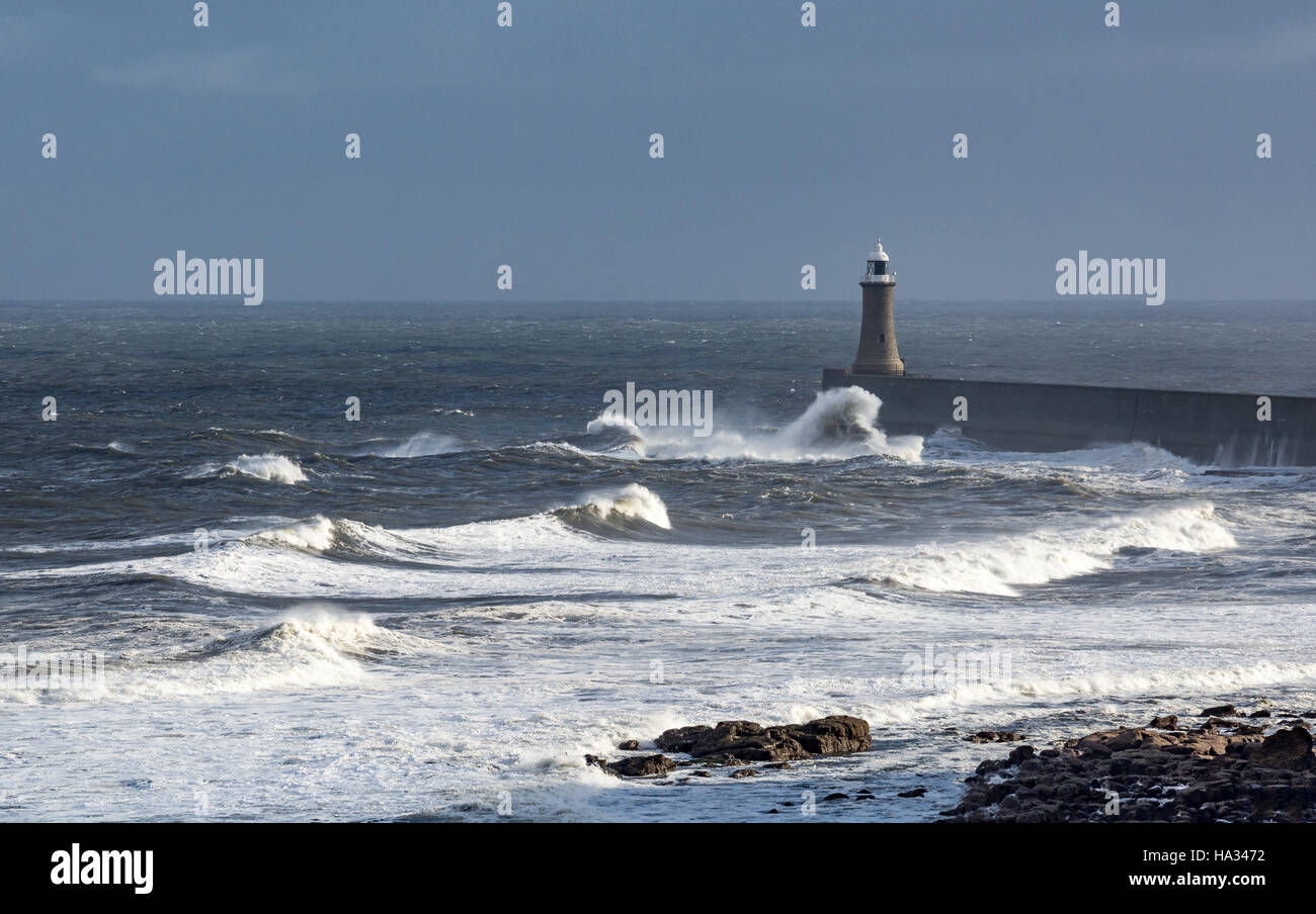 Stormy Weather around the lighthouse, Whitley Bay, England Stock Photo